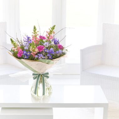Gran Antirrinum E Iris A La Mano