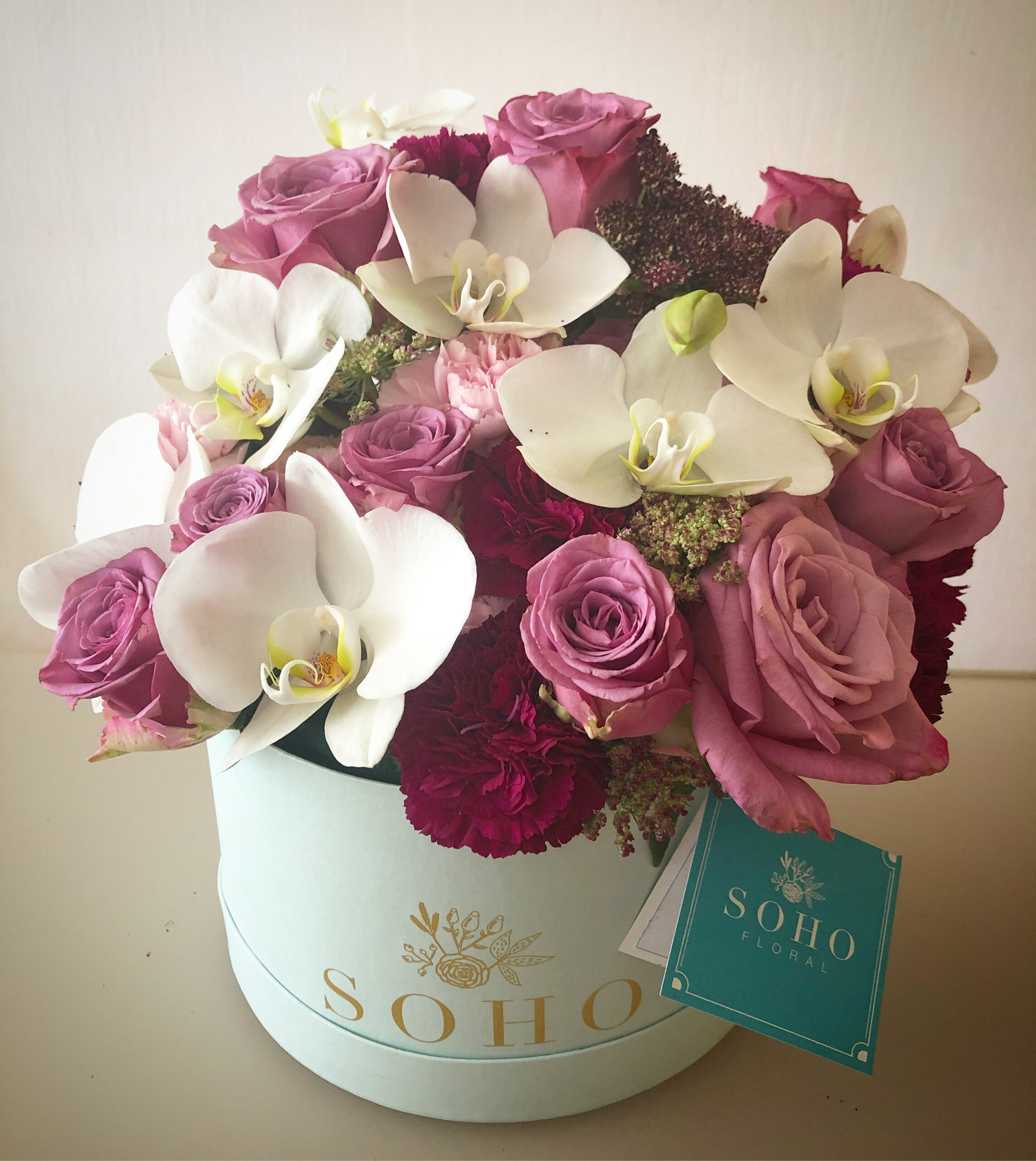 Bouquet Cosmo con rosas en tonos lila, orquídeas y follaje