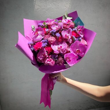 Ramo Profundo Amor con orquídeas moradas y claveles