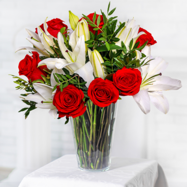 Dueto floral extra: rosas y azucenas
